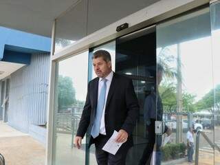 O advogado Carlos Marques na porta de entrada da sede da PF em Campo Grande (Foto: Henrique Kawaminami)