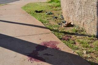 No sábado de madrugada, motociclista morreu após bater em muro na Avenida Lúdio Martins Coelho (Foto: Helton Verão)
