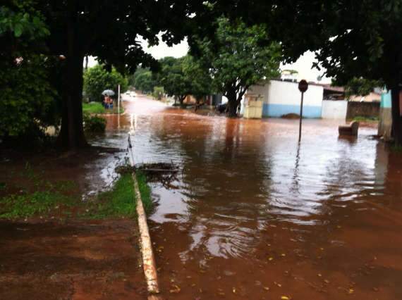  Chuva deixou ruas alagadas neste s&aacute;bado no Jockey Club 