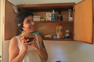 Bárbara mostra seu estoque de produtos de higiene pessoal. (foto: Marina Pacheco)