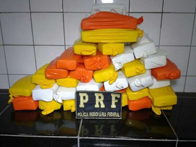 Dois jovens s&atilde;o presos e adolescente apreendida com 25kg de maconha