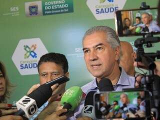 Governador Reinaldo Azambuja (PSDB) durante evento da Caravana da Saúde no Hospital Regional (Foto: Marina Pacheco)