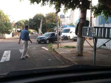 Para pegar criança na escola, homem deixa carro na faixa de pedestres
