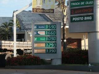 Em alguns postos, preço da gasolina atinge R$ 3,59 (Foto: Fernando Antunes)