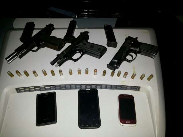 Batalh&atilde;o de Choque apreende pistolas de uso restrito com tr&ecirc;s jovens