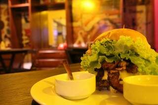 Os hambúrgueres são feitos com 100% de carne (Foto: Divulgação)
