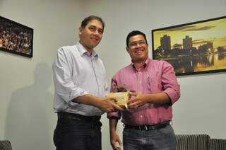 Douglas Figueiredo, novo presidente da Assomasul, entregou dois pacotes de farinha para o prefeito da Capital (Foto: João Garrigó)