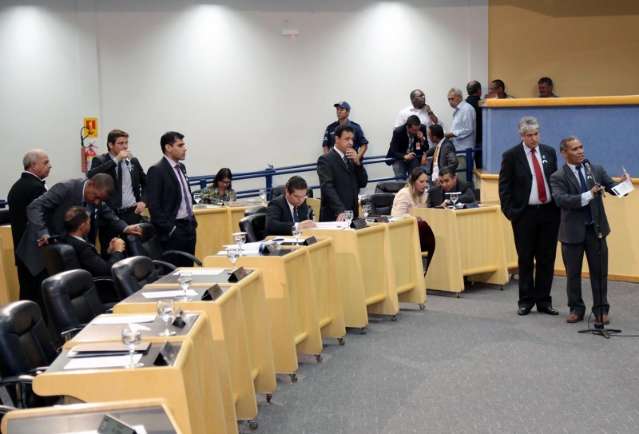 Fl&aacute;vio Cesar oficializa convoca&ccedil;&atilde;o de suplentes para votar processante 