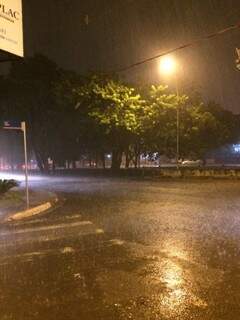 Forte chuva registrada na esquina da rua Joaquim Murtinho com a Ceará (Foto: Direto das Ruas)