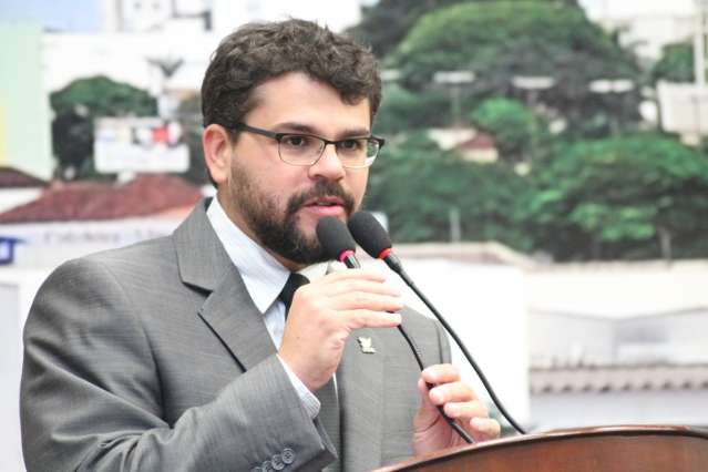Vereador tenta impedir sess&atilde;o que pode mudar Lei Org&acirc;nica da C&acirc;mara