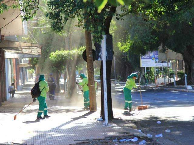 Por dia, 1 tonelada de lixo &eacute; retirada depois de folia na regi&atilde;o da Cal&oacute;geras