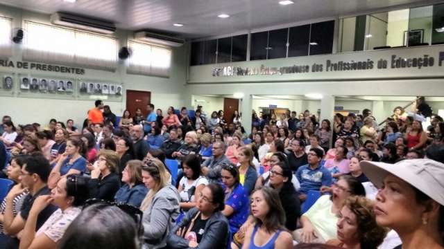 Protesto de movimentos sindicais re&uacute;ne 2 mil pessoas na &aacute;rea central