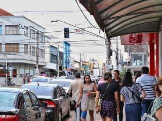 Movimentação na região central de Campo Grande, onde funciona comércio mais popular (Foto: Henrique  Kawaminami)
