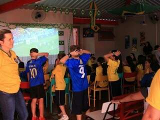 Mãos na cabeça e desespero das crianças que não puderam ainda comemorar um gol (Foto: Marina Pacheco)