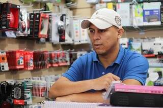 Hugo Orlando Pereira Galeano, funcionário de um box que vende eletrônicos. (Foto: Marcos Ermínio)