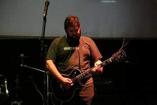 Helder Domingues na guitarra. 