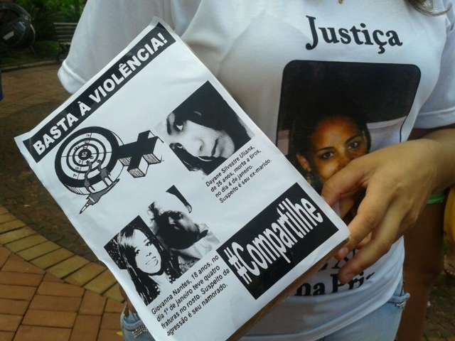 Em protesto, fam&iacute;lia de mulher morta por ex-marido pede penas severas 