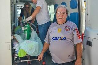 Na despedida, seu Luiz de camisa do Corinthians olhando pela última vez para a Santa Casa. 