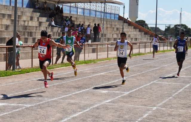 Estadual de atletismo re&uacute;ne jovens talentos em provas na Vila Nasser