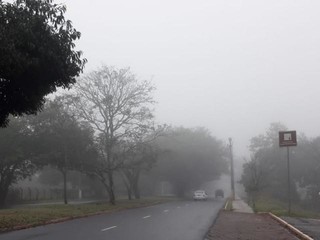 Neblina que cobre Campo Grande é resultado do choque entre temperaturas do solo e do ar. (Foto: Mariângela Yule/Direto das Ruas)