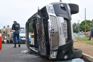 Após colisão, a caminhonete capotou e parou tombada na via. (Foto: Alcides Neto). 