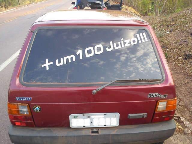  Pai e filho dirigem b&ecirc;bados; 'mais um sem juizo', diz adesivo em carro