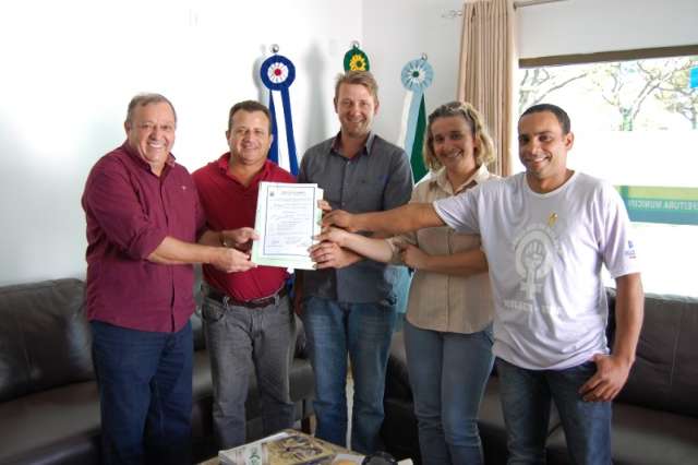 Sindicato de servidores recebe t&iacute;tulo de &aacute;rea onde sede foi constru&iacute;da