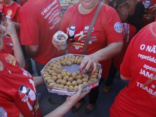 Servidores do TJ distribuem coxinhas contra &quot;vale caviar&quot; dos magistrados