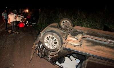 Uno bate na traseira de Prisma, carros capotam e nove ficam feridos na BR-163
