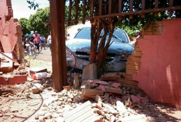  Condutor de carro foge ap&oacute;s bater em bicicleta e deixar crian&ccedil;a de 9 anos ferida