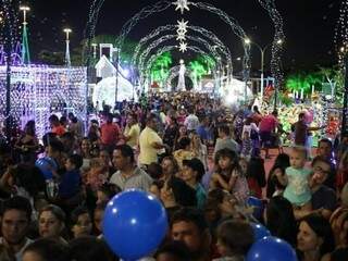 População assiste a shows na Cidade do Natal, em Campo Grande. (Foto: Divulgação/PMCG).