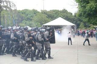 Manifestantes invadiram o espaço bloqueados pela polícia e tropa de choque teve que agir (Foto: Marcos Ermínio)