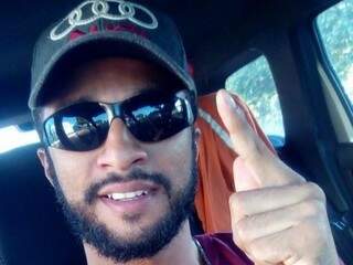 Motociclista morre no hospital ap&oacute;s cair com moto em buraco de rua