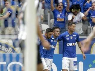 Jogadores do Cruzeiro comemoram primeiro gol marcado contra o Tupi (Foto: Cristiane Mattos/Light Press)