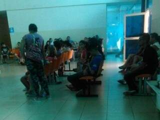 Pacientes esperam desde às 8h deste sábado por atendimento na UPA Universitário (Direto das Ruas)