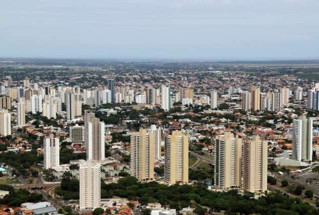 Segunda-feira ter&aacute; sol e temperaturas em alta, mas pancadas de chuva continuam