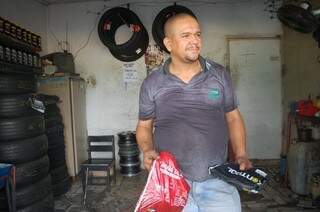Pneus e câmeras são os produtos mais vendidos na borracharia do Marcos. (Foto: Silas Lima)