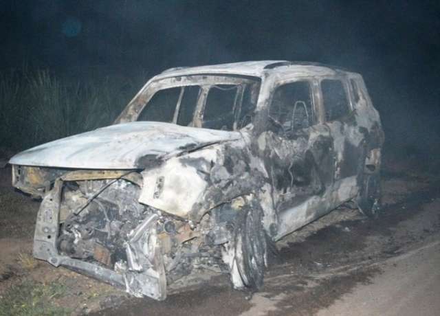 Jeep com quatro pessoas bate em anta, capota e pega fogo na BR-163
