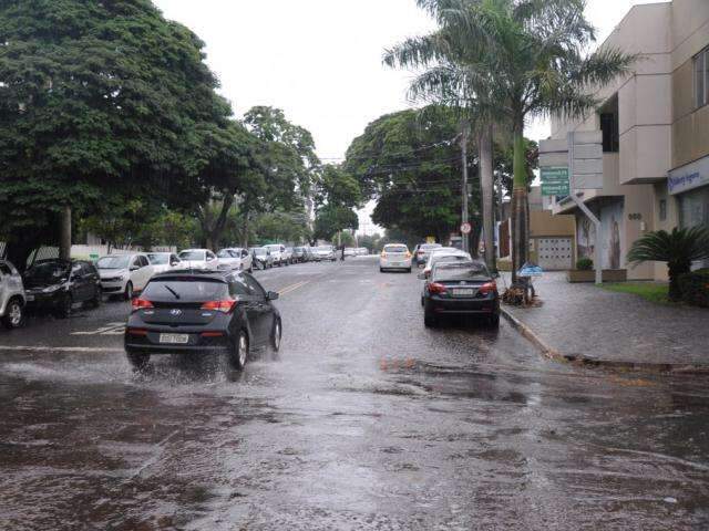 Em poucos minutos, chuva atinge 9 mil&iacute;metros nesta tarde na Capital