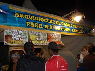 Com apelido sugestivo, caldo de feijão vira sucesso em festa religiosa (Foto: Pedro Peralta)