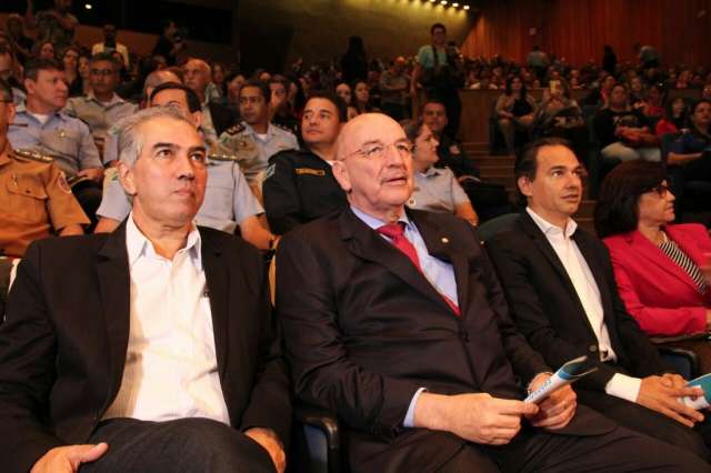 Reinaldo e ministro defendem leis espec&iacute;ficas para combate &agrave;s drogas