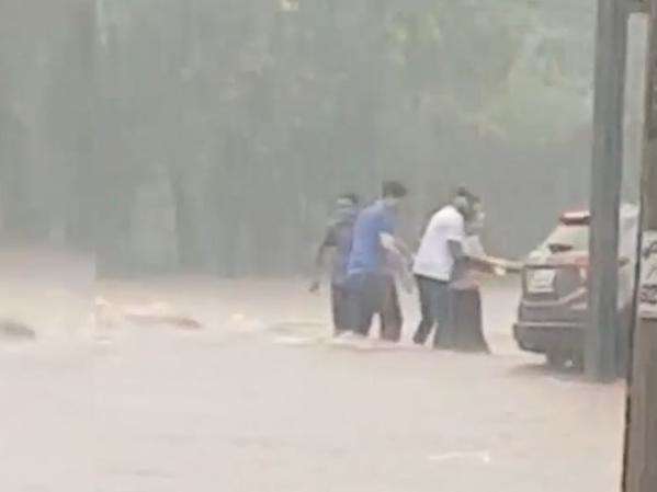 Temporal provocou alagamentos em toda a extens&atilde;o do C&oacute;rrego Prosa