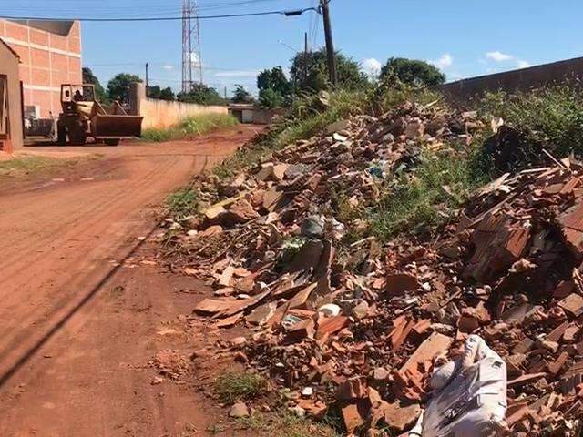 Dep&oacute;sito joga entulho de constru&ccedil;&atilde;o na rua e j&aacute; causou at&eacute; acidente
