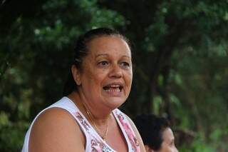 Marly lembra que cada um cuida da sua parte da área verde, correspondente à frente de sua casa. (Foto: Fernando Antunes)