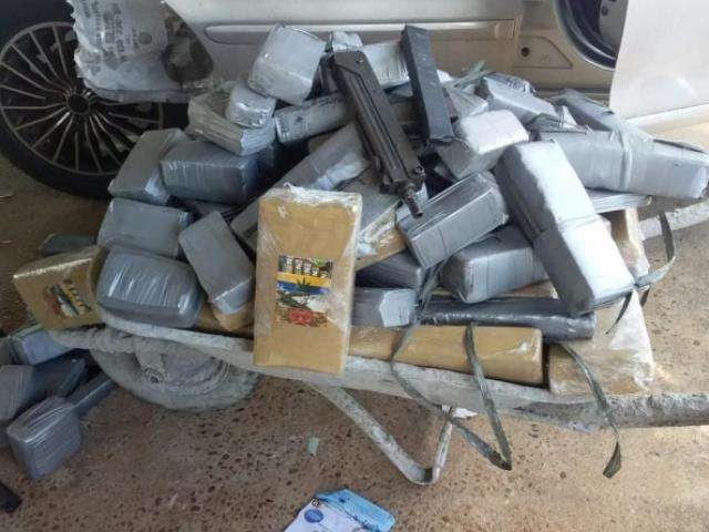 Pol&iacute;cia apreende submetralhadora e 75 quilos de maconha na BR-262