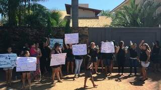 Manifestantes protestaram em frente a casa da prefeita. (Foto: TL Notícias)