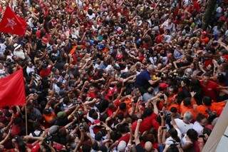 Lula, cercado por militantes do PT e sindicalistas antes da prisão; maioria não crê que ele conseguirá registrar candidatura. (Foto: Sindicato dos Metalúrgicos/Reprodução)