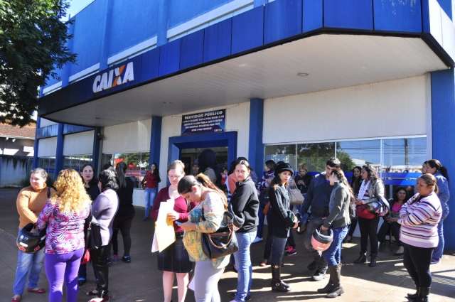 Temendo nova invas&atilde;o, contemplados querem entrar em casas inacabadas