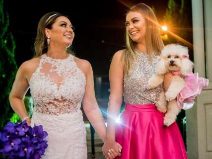 Emo&ccedil;&atilde;o marcou casamento quando M&aacute;rcia subiu ao altar com filha e cachorrinha