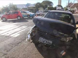 Veículo tomba em rua do Centro e motorista diz que não viu placa Veículo tomba em rua do Centro e motorista diz que não viu placa